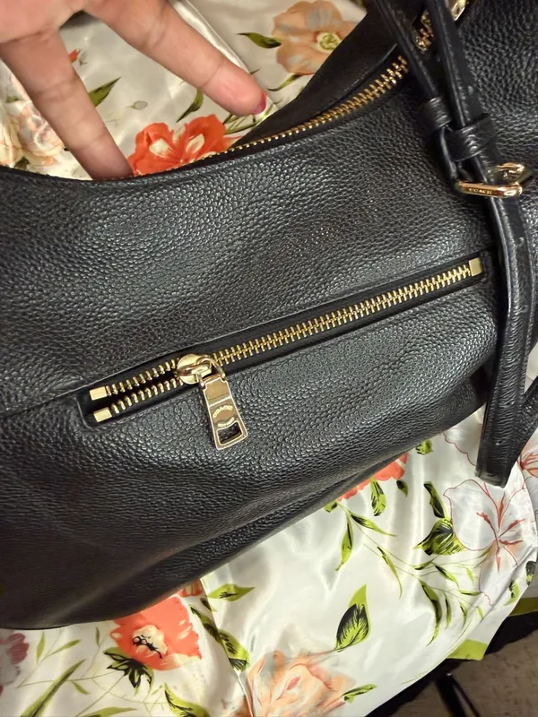 Coach Black Leather Shoulder Bag with Gold Hardware - Image 8