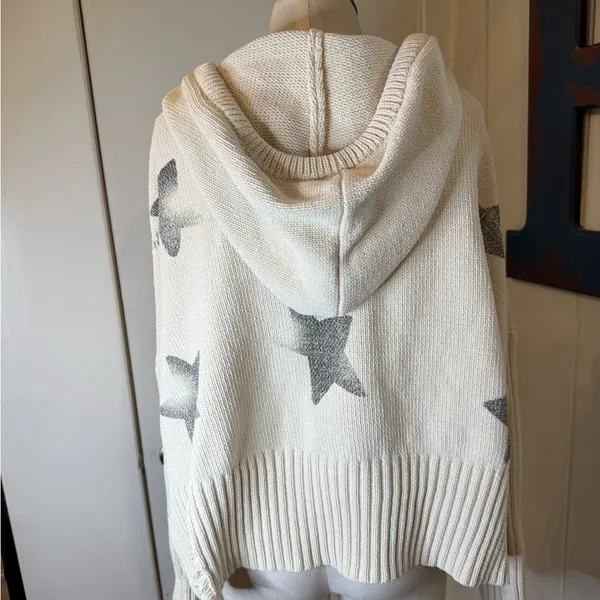 POL Cream V-Neck Sweater with Gray Stars and Hood Sz L - Image 2