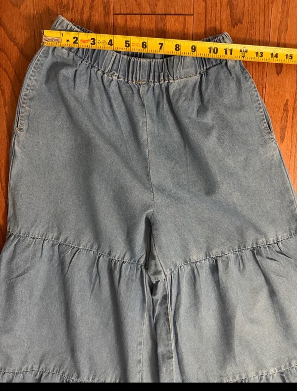 SHEIN high rise/ wide leg Flare light wash tiered denim jeans- Size 27***Med. high rise/ wide leg Flare light-wash tiered denim pants featuring a comfortable elastic waistband and a voluminous, multi-tiered design jeans- Size 27***Med - refer to measurements. gently warn& are in excellent condition. measurements approximately 11” waste x 39.5” long x 11” rise. Non smoking home. priced to sell at as is condition. Don’t like my price, make reasonable offer! And thank you for checking my closet. - Image 5
