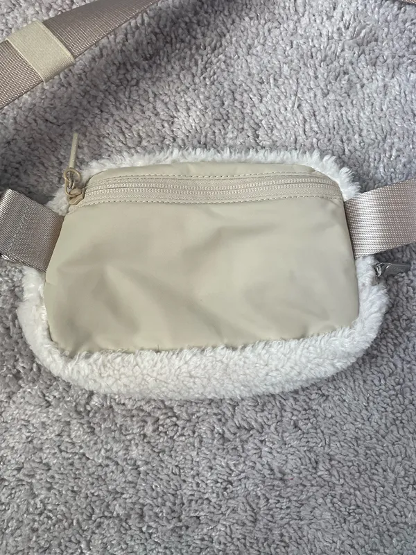 Lululemon Everywhere Belt Bag Fleece - Image 4