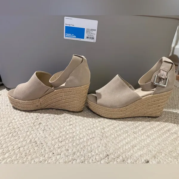 NWOT Marc Fisher Wedge Sandals - Image 4