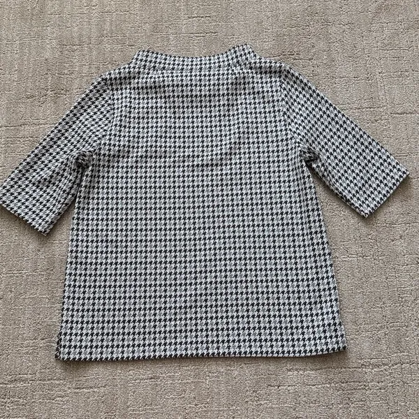 Ann Taylor factory gray houndstooth top sz S - Image 4