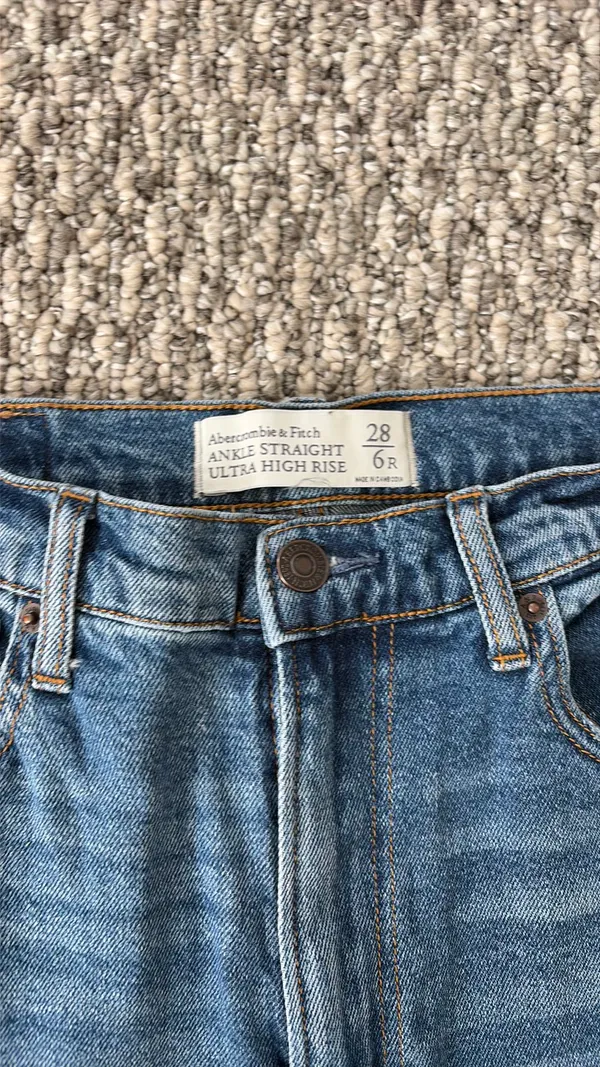 Abercrombie Straight Jeans High-Rise - Image 3