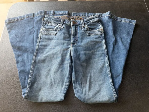 Wrangler Women’s Flare High-Rise Jeans vintage - Image 3