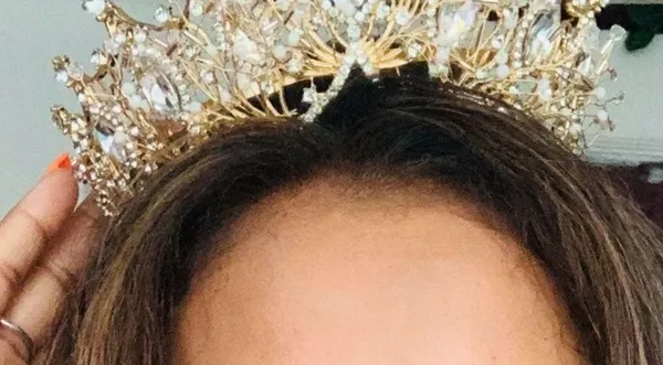 Elegant Gold Tiara with Crystal Accents - Image 5