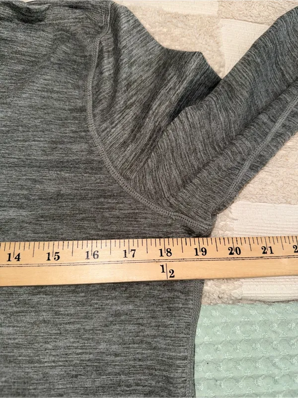 Vuori Women's Crescent Half-Zip‎ Pullover - Image 3