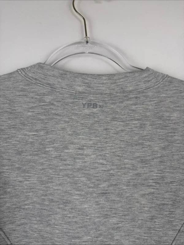 Abercrombie YPB NeoKnit Cropped Crew Neck Gray Sweatshirt Size Medium - Image 4