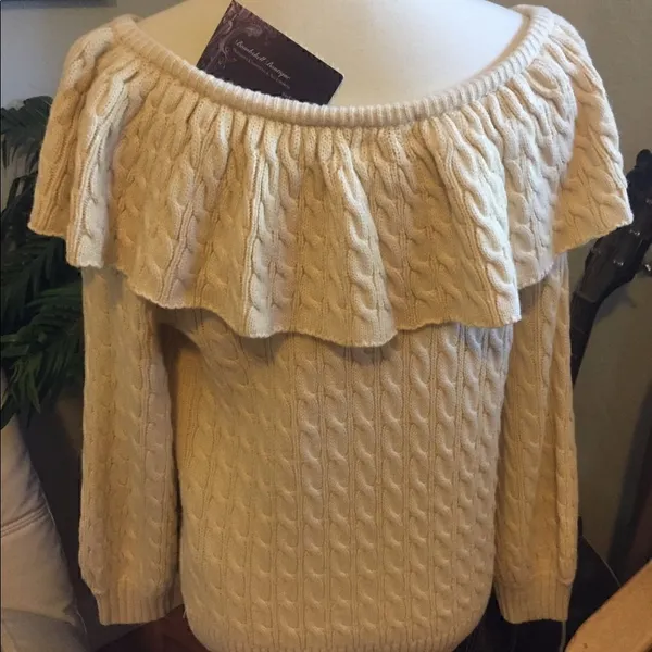 TCEC Off shoulder Super Sexy Sweater S- Brand New - Image 4