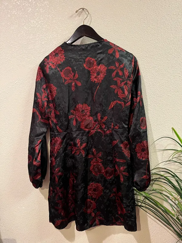 BNWT Zara Black Satin Red Floral Jacquard Mini Dress Size Medium - Image 2