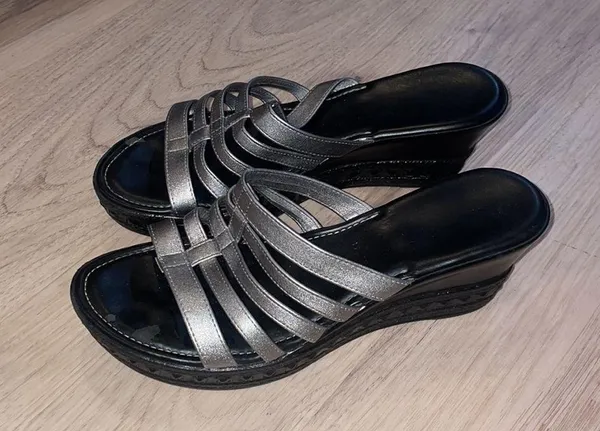 Italian Shoemakers sandals in silver size 10 - Image 2