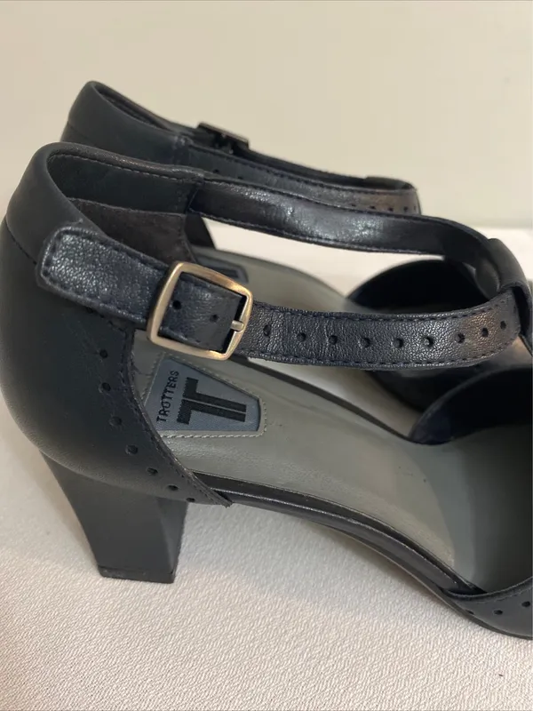 Trotters women’s dark gray T-Strap heels pump shoes size 7.5 - Image 4