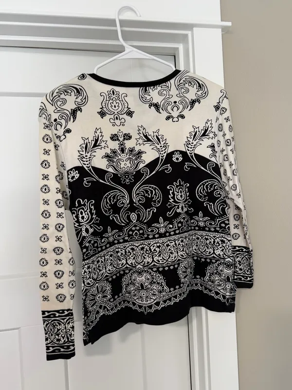 Vintage Black and Cream V-Neck Long Sleeve Printed Top - Image 4