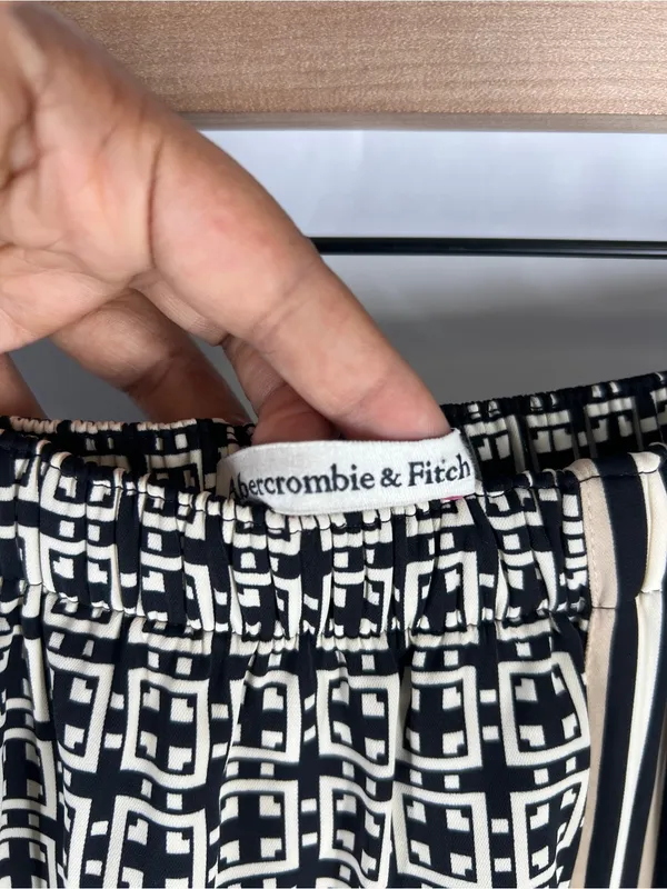 Abercrombie & Fitch Black and Cream Maxi Skirt with Geometric Print - Image 2
