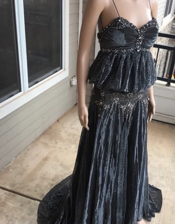 Elegant Black Beaded Peplum Evening Gown - Image 10