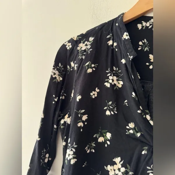 Old Navy Black‎ Floral Printed V Neck Top - Image 4