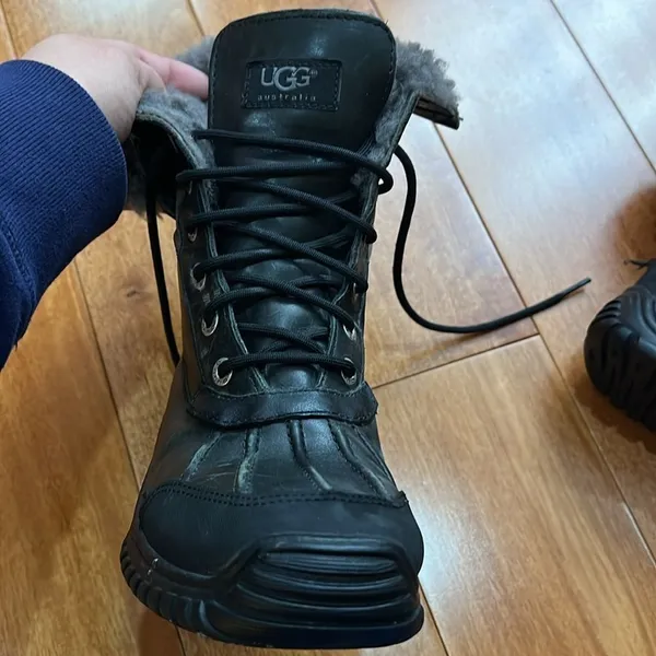 UGG Women's Boots S/N 1906 Adirondack II Leather‎ Sheepskin Waterproof size 6 - Image 5