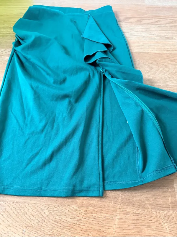Emerald Green Ruffle-Front Pencil Skirt - Image 3