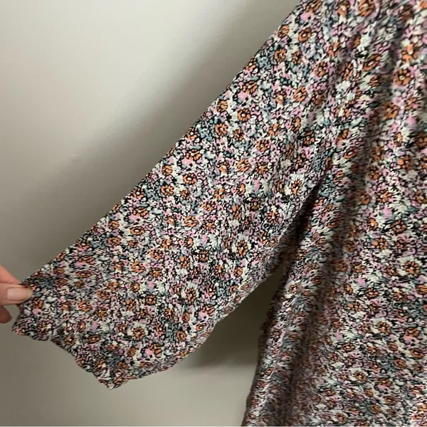 Rose & Olive Top Tunic Floral Split Neckline 3/4 Sleeve Smocking Pink Blue White - Image 4