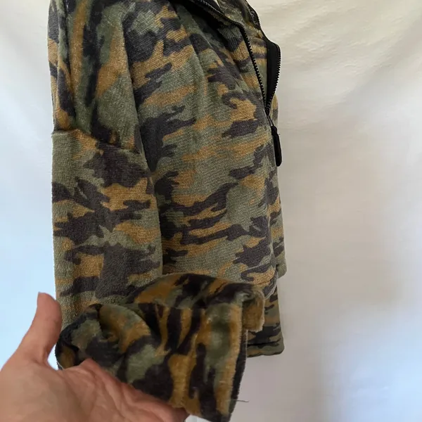 Y2K Urban Outfitters Camo Fuzzy Crop Pullover Womens Jacket Sz S Grunge Indie - Image 7