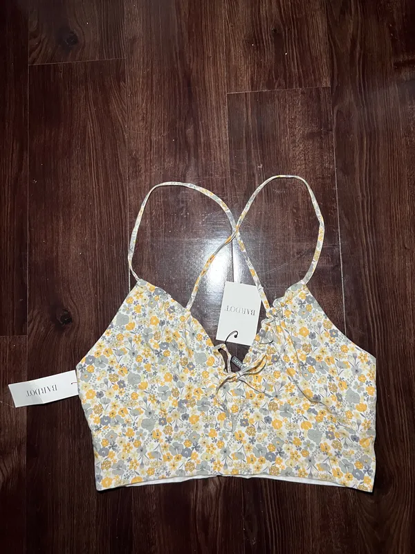 NWT Bardot Revolve Floral Cami Crop Top Size Small - Image 2