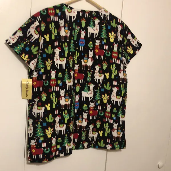 Gabby Brooke Women’s Size Medium Christmas Lama 2 Pockets V-Neck Scrub Top NWT - Image 6
