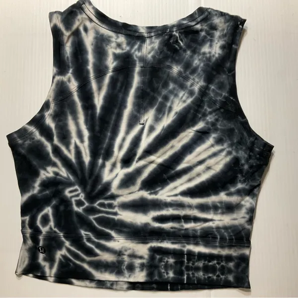 Lululemon LA Front Cut-Out Crop Top Black White Tie Dye Sz S - Image 7