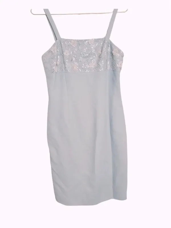 Elegant Light Blue Sleeveless Dress with‎ Floral Lace Bodice - Image 2
