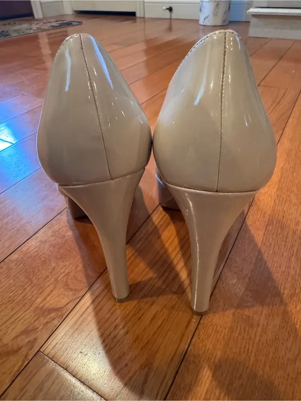 G by GUESS Winna Nude Patent Platform Heels Pumps | Size 6 Like New - Image 4