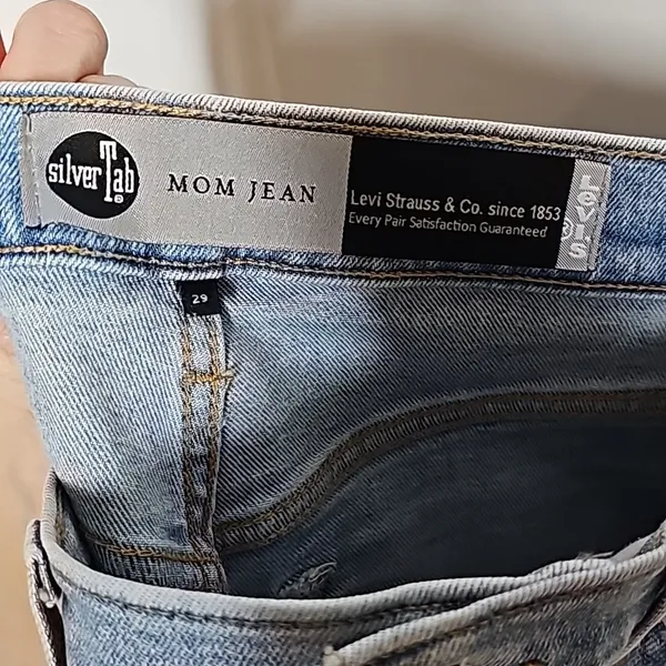 NWOT Levi's Silver Tab mom jeans light wash distressed ripped cropped jeans 29 - Image 9