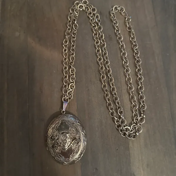 Vintage Large Locket Pendant Necklace Gold - Image 4