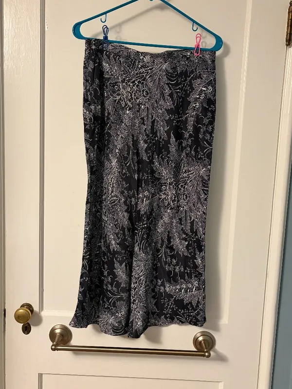 Anthropologie bias satin midi skirt black white paisley floral size 8 bohemian - Image 4