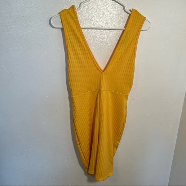 PrettyLittleThing Women's Size 8 Ribbed Tank Top Unitard‎ Yellow V-Neck V-Back - Image 4