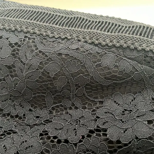 Ann Taylor navy lace shorts with pockets in size 6 - Image 2