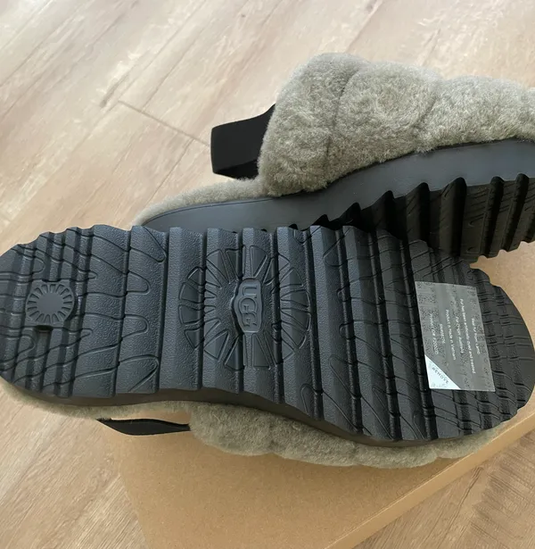 UGG Super Fluff Slipper size 7 NWT - Image 3