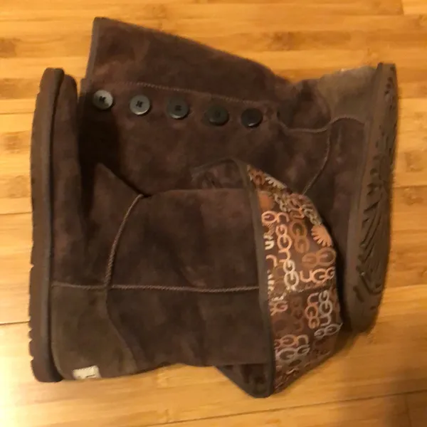 UGG Australia 3387 Lo Pro Button Fold Over Logo Boots Brown Sheepskin Size 6 - Image 8