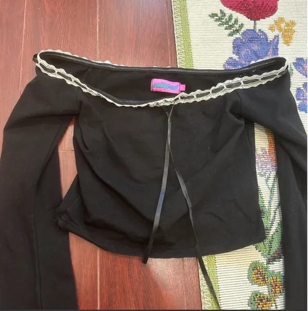 Edikted Top Off-The-Shoulder Long Sleeve - Image 3