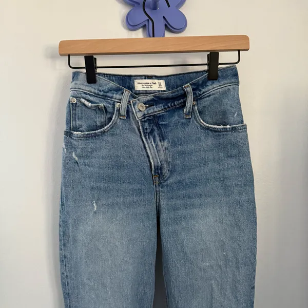 Abercrombie & Fitch 24/00 Short 90s Straight Ultra High Rise Jeans Criss Cross - Image 2