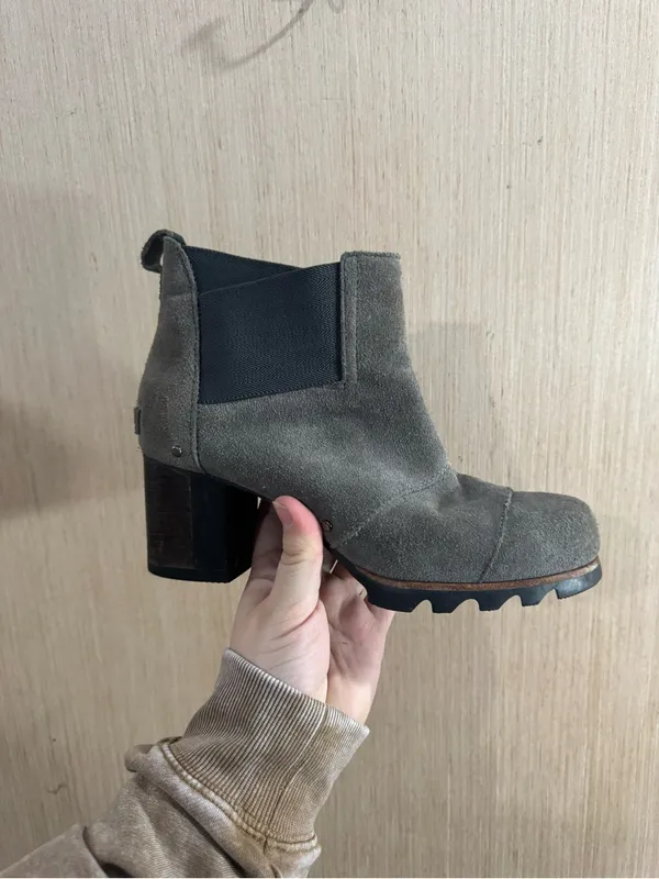 Women’s Sorel Waterproof Gray Chunky Suede Chelsea Ankle Booties Size 8 - Image 2