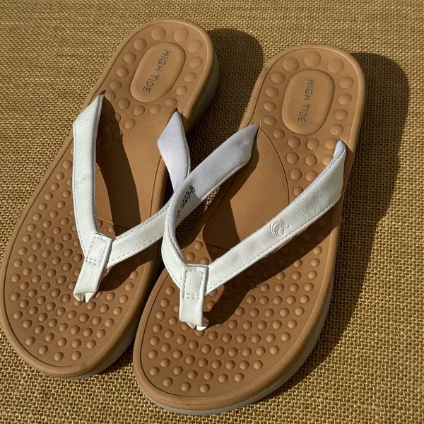 HIGH TIDE Women’s White and Tan Flip Flops Size 8 - Image 2