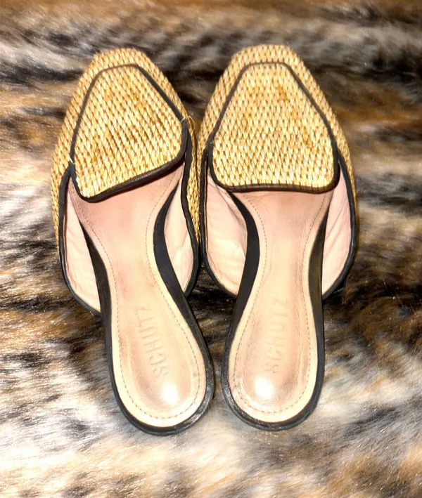 Flat mule-style sandals made of natural raffia from the Schutz brand, model Zaina, with a pointed toe design and black trim. - Image 4