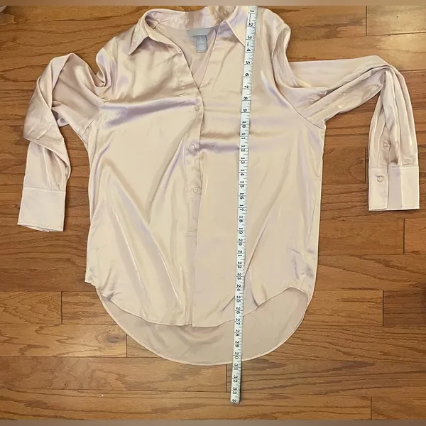 H&M- Cream V-neck Button-down Silk Top Size L - Image 6