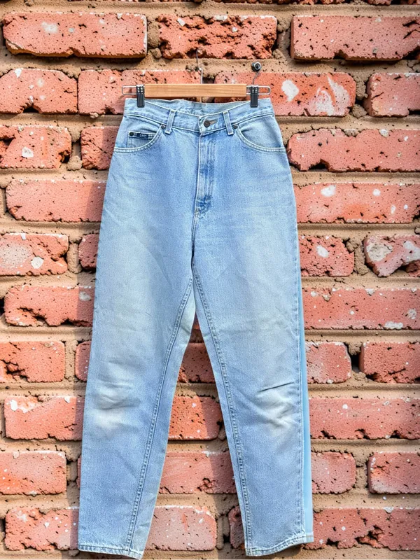 Vintage Lee Women’s High-Rise Mom Jeans Light Wash Tapered Leg 27x32 - Image 2