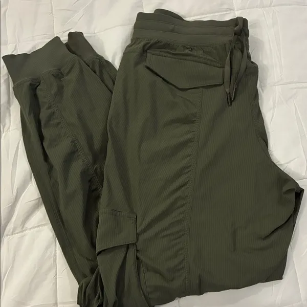 Lululemon Dance Studio Relaxed-Fit Mid-Rise Cargo Jogger Army Green size m - Image 5