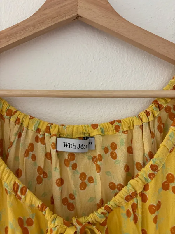 With Jéan Loretta Dress in a yellow multi-color print - Image 8