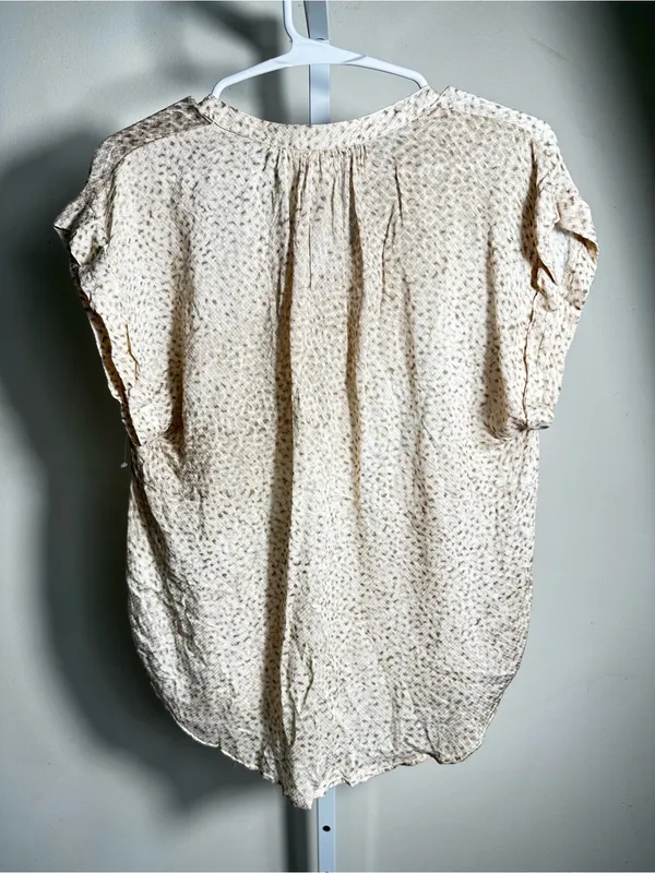 P3. Bella Dahl Cream Dot Print Short Sleeve Blouse - Image 4