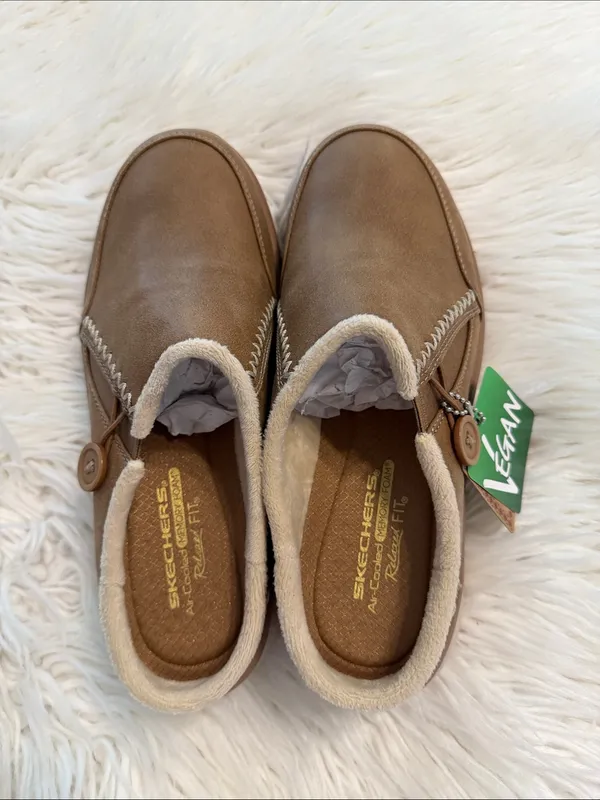 Skechers Vegan Tan Slip-On Women's Clog with Button Accent size 7 brand new - Image 8