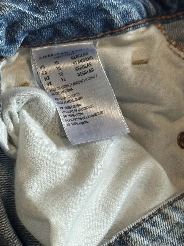 American Eagle Tomgirl Distressed Light Wash Jeans Size 10 Regular - Image 5