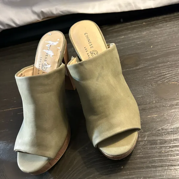 Chinese Laundry Women's olive Mules - Image 8