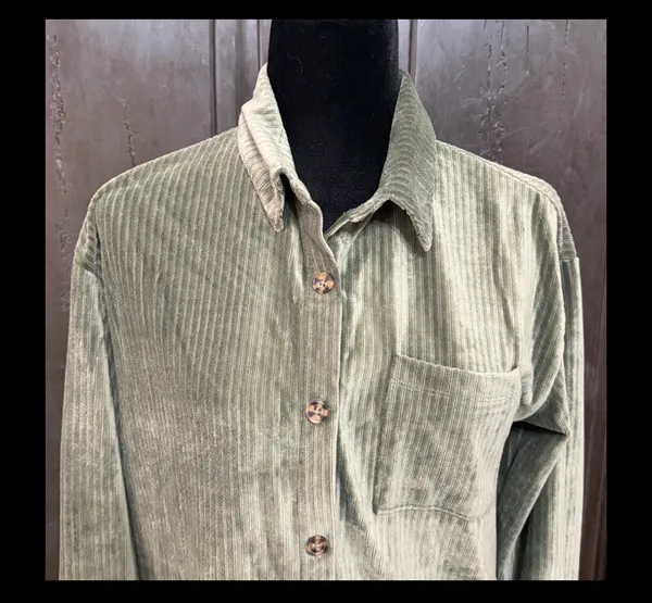 No Boundaries Hunter Green button down velvet blouse - Size Small. ***Refer to measurements for size. gently Warn & excellent condition. Super cute as a jacket or blouse. Measurements approximately 19” from armpit to armpit x 24” long. Non-smoking home. priced to sell at as is condition. Don’t like my price, make reasonable offer! And thank you for checking my closet. - Image 4