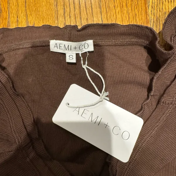 aemi + co cropped off the shoulder top Brown - Image 3